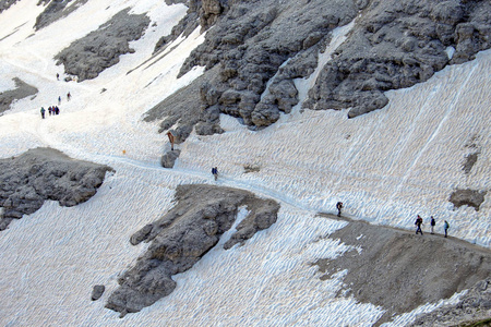 人们徒步旅行的 Pordoi, 白云岩, 意大利的踪迹