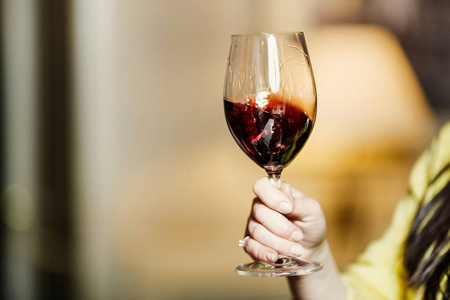 拿杯红酒的手照片