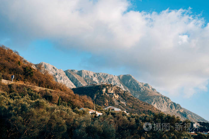 当太阳落下雾落在山好作为桌面背景