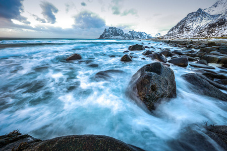 在晚上时冷挪威海海岸上的古代石头。罗弗敦群岛。美丽的挪威风景