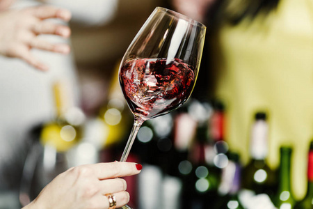拿杯红酒的手照片