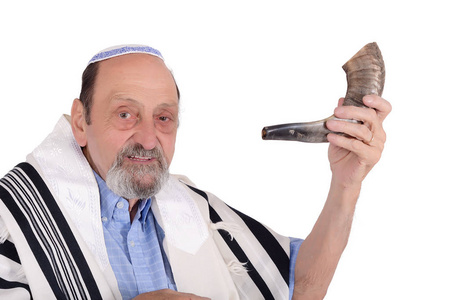 eldery 犹太人吹羊角号号角为犹太新年假日 (rosh 新年).宗教概念.