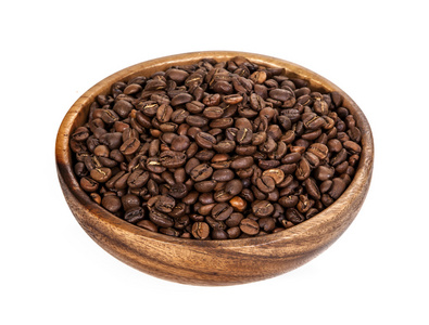 咖啡豆在木碗。白色背景上的孤立。与剪切路径