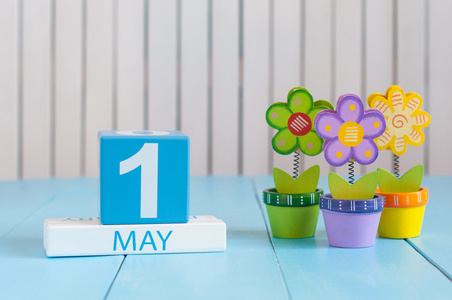 5 月 1 日.5 月 1 日木制彩色日历与花的白色背景上的图像。春日，文本为空的空间。国际工人一天