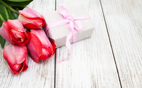 春天的郁金香鲜花和礼品盒