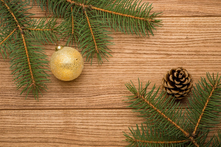 桌子上一棵圣诞树的树枝。质地的性质。庆祝。模板