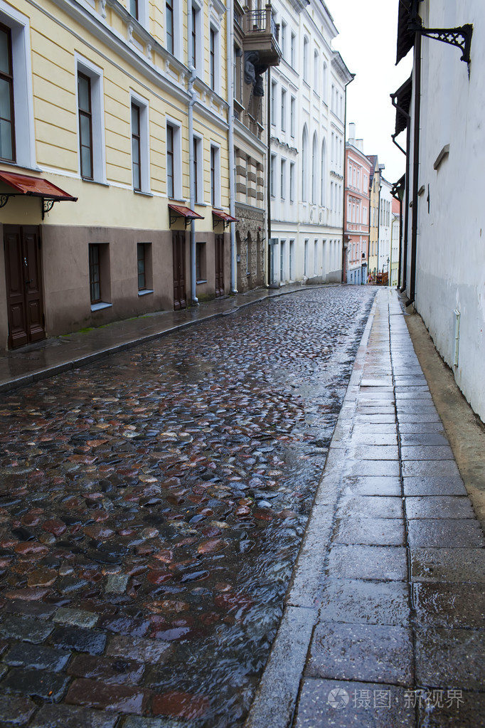 在雨中老城市的街道。塔林爱沙尼亚