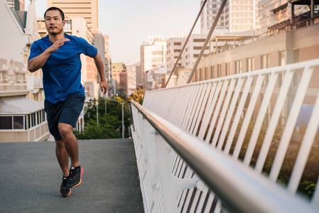 男人跨越桥照片