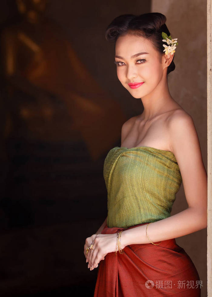 泰国传统的老式服装的泰国美女