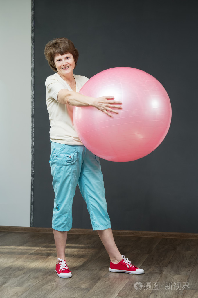 健身球的成熟女人