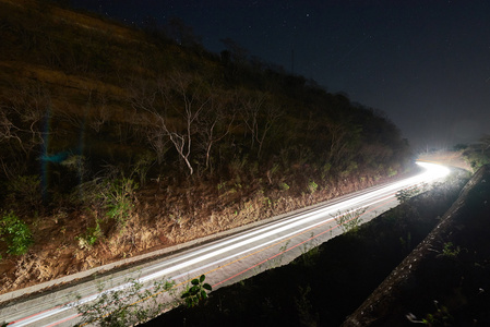 在山区公路的交通灯