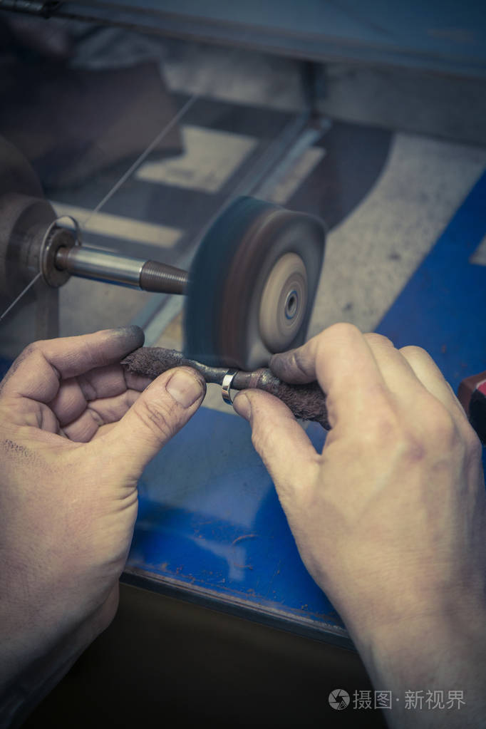 戈德史密斯工作的结婚戒指抛光工艺