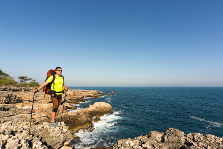 在夏天在沿着海国家公园徒步旅行