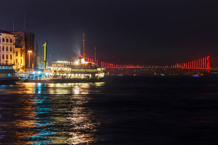 博斯普鲁斯海峡和一座桥在晚上距离观点加拉塔季。伊斯坦堡