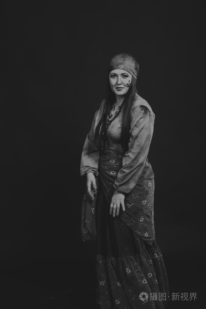 在黑色背景上黑白照片上美丽的吉普赛女郎