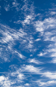 蓝蓝的天空背景上的卷云