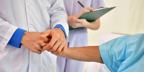 怪老头康复护理的概念, 医生是医治老妇人照片