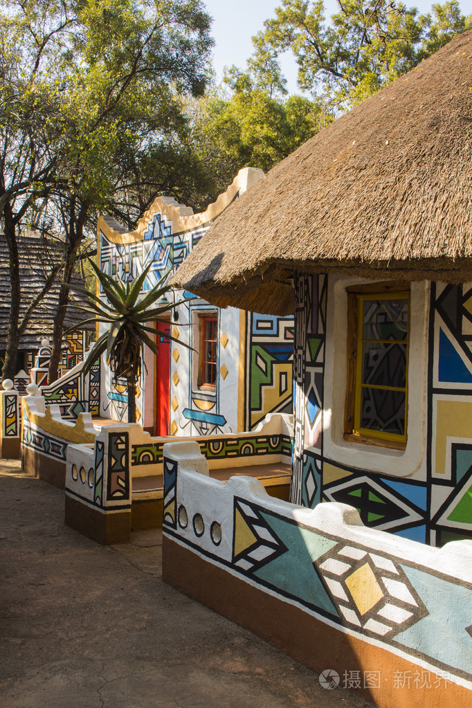 非洲传统民族部落恩德贝莱绘画风格的村庄