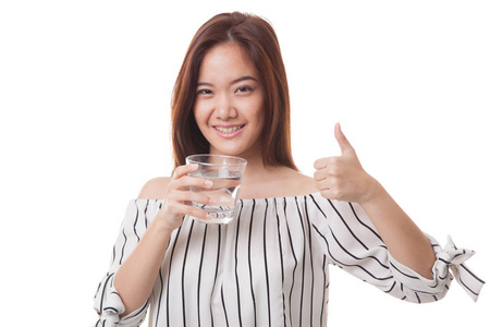 年轻的亚洲女人竖起大拇指与一杯喝水