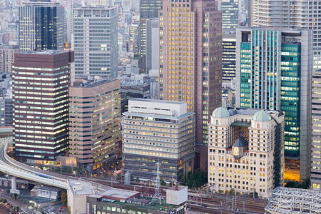 顶部查看办公大楼夜景关闭起来，日本大阪