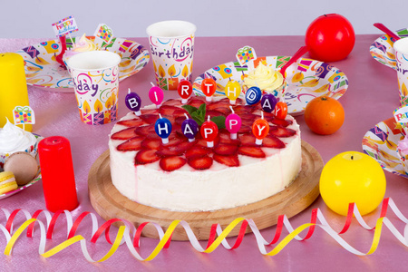 多彩装饰的蛋糕和糖果的孩子的生日聚会表