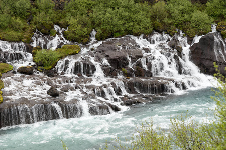 瀑布 Hraunfossar 的一部分的视图。冰岛