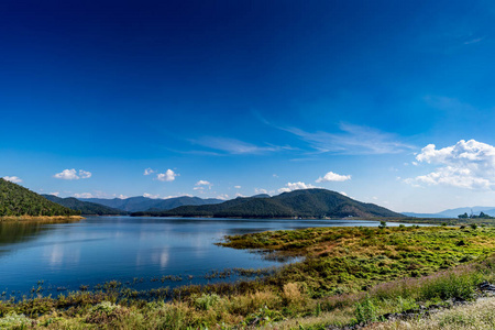 湖山和蓝色天空背景