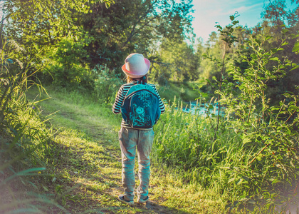 新婚夫妇在道路上行走图片