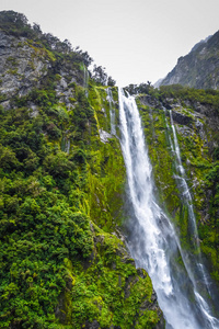 瀑布在米尔福德声音湖风景, 新西兰