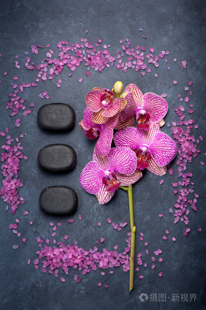 水疗中心兰花spa石头和大理石背景上的海盐顶视图