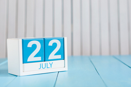 图片7月22日木制彩色日历在白色背面照片