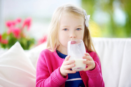可爱的小女孩喝新鲜有机牛奶