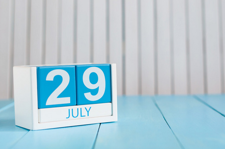 七月二十九日。 图片7月29日木制彩色日历在白色背面