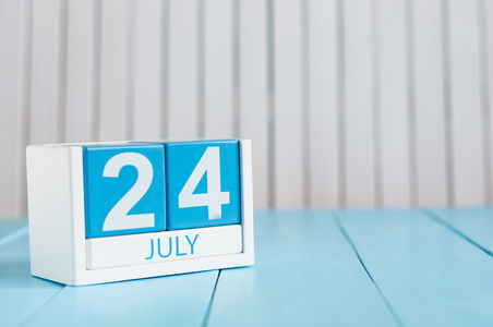 7 月 24 日。7 月 24 日的形象在白色背景上的木制彩色日历。夏季的一天。文本为空的空间