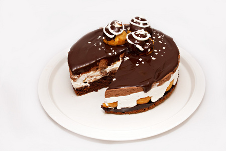 巧克力蛋糕，在白板上的白色礼帽