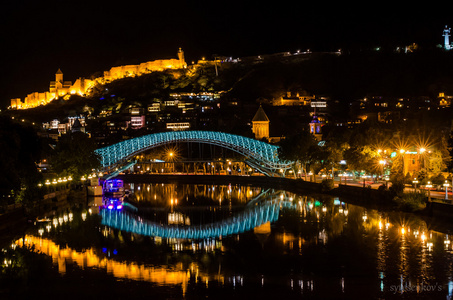 晚上 Tbilis.i 和平桥，Narikala Fortress 的视图