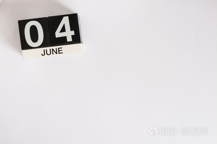 六月四日 图片6月4日木制彩色日历在白色背面照片 正版商用图片0pt8z1 摄图新视界