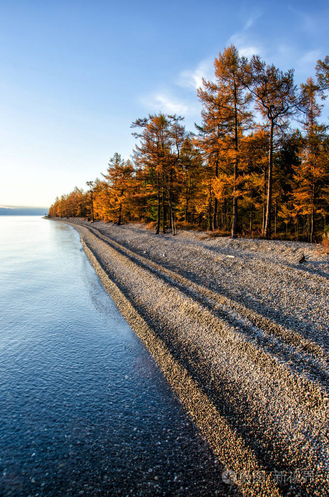 贝加尔湖的卵石滩非常平静清澈美丽的水