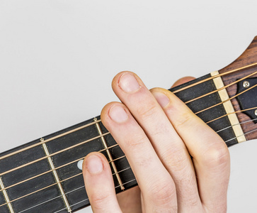 详细的手指和手中的吉他手