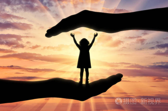 一个快乐的小女孩在大手保护她社会保护和对没有父母的儿童提供援助的