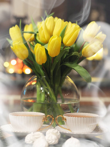 一束黄色的郁金香在一个复古的内部花瓶