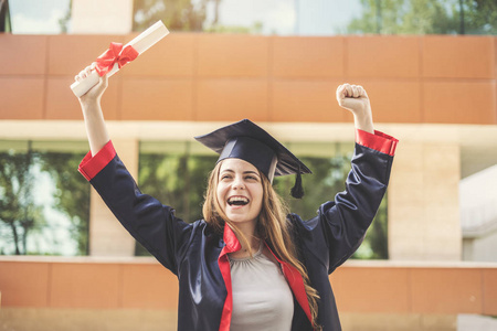 大学毕业的年轻女学生照片