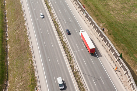 在波兰的六车道公路