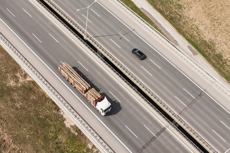 在波兰的六车道公路