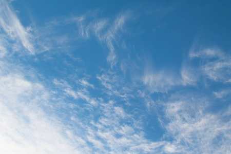 蓝蓝的天空背景上的卷云