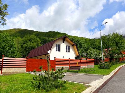 山为背景的小屋