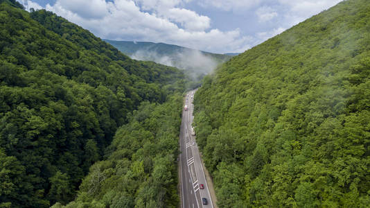 蜿蜒山路图片