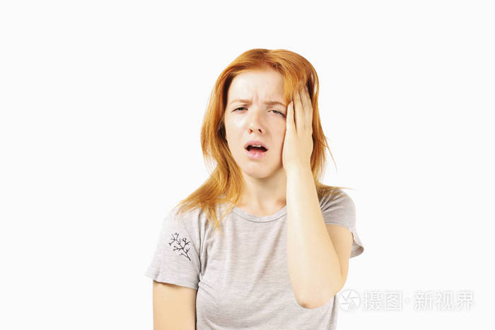 美丽的红头发的年轻妇女经历严重偏头痛扭动与疼痛漂亮的女的感觉头疼