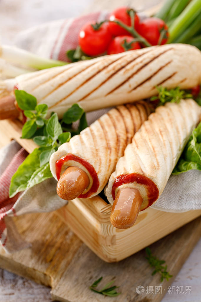 法式热狗配番茄酱和芥末美味的街头美食