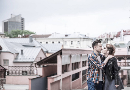 爱情侣亲吻在现代城市的街道上图片
